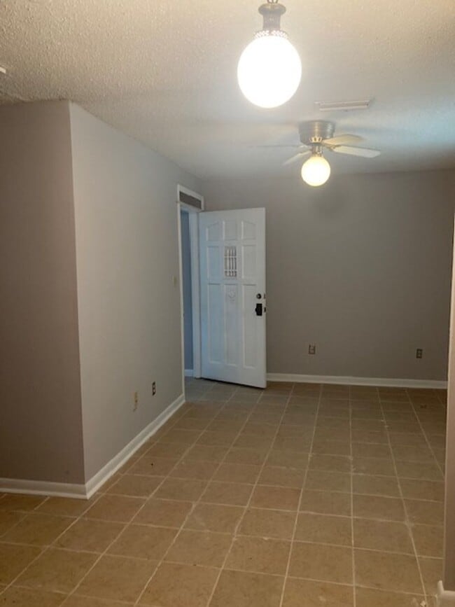Building Photo - Moss Point 3 Bedroom