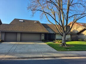 Building Photo - Beautiful  4 bedroom 2.5 bath with loft & Pool