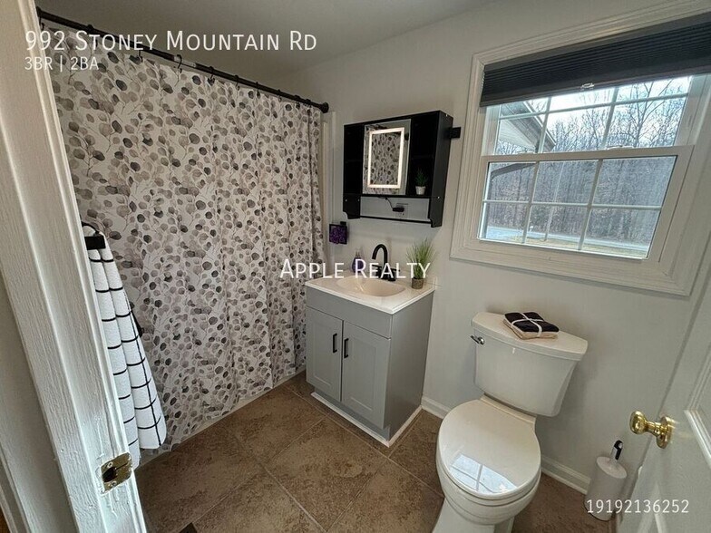 Building Photo - 992 Stoney Mountain Rd