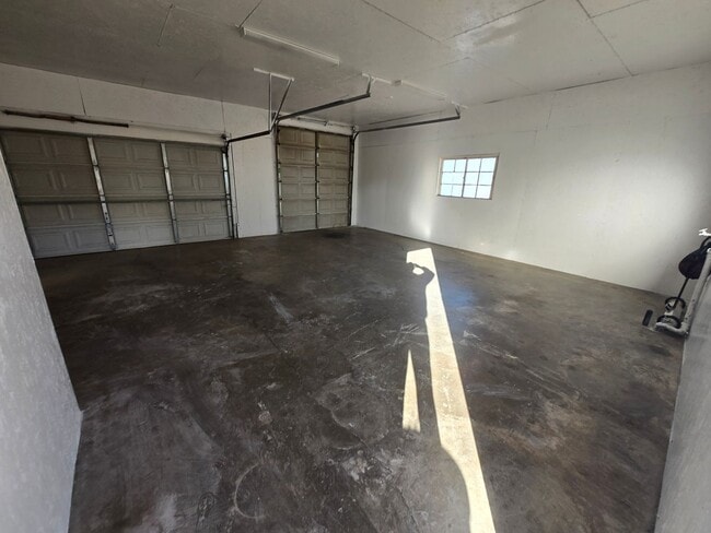 Building Photo - 3 BEDROOM HOME WITH WORKSHOP ON 2 1/2 ACRES