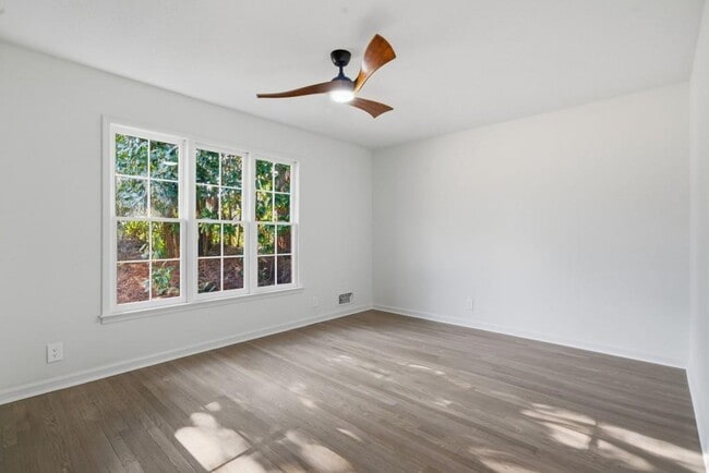 Building Photo - 2751 Cedarbrook Dr