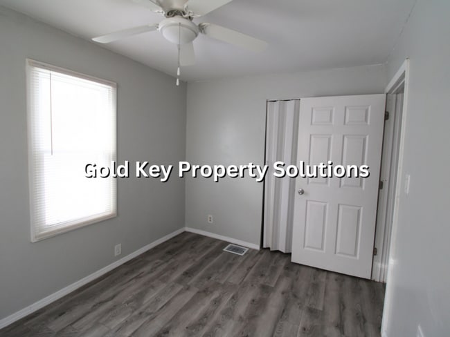 Building Photo - 2 BR 1 BA House with New Flooring and Paint (SECTION 8 APPROVED)