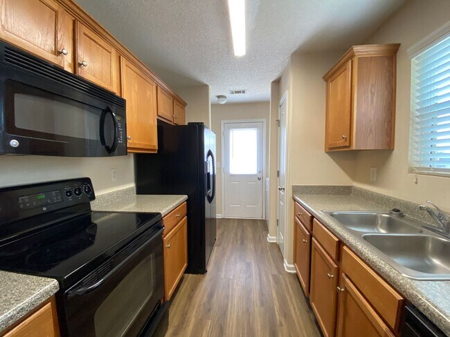 Building Photo - ROOMMATE MATCHING ONLY - PRE-LEASING FOR AUGUST 1 2026! 1/2 Off Deposit!