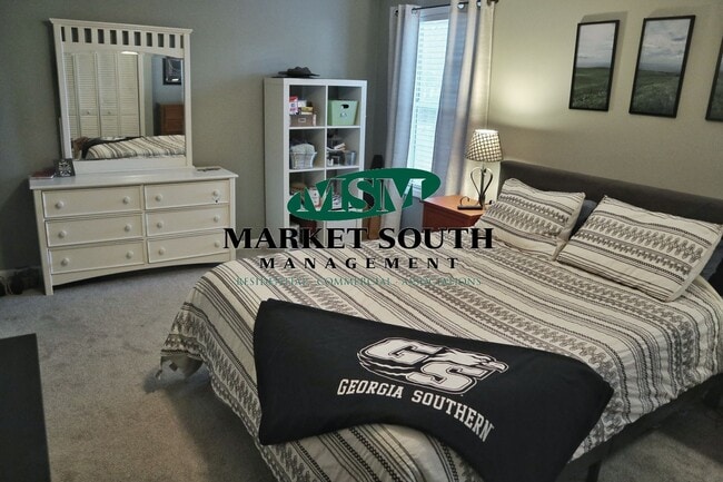 Building Photo - CUTE AND COZY THREE BEDROOM