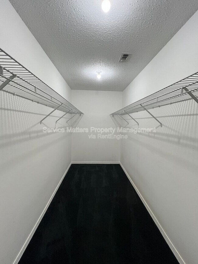 Building Photo - 2017 Coral Creek Dr