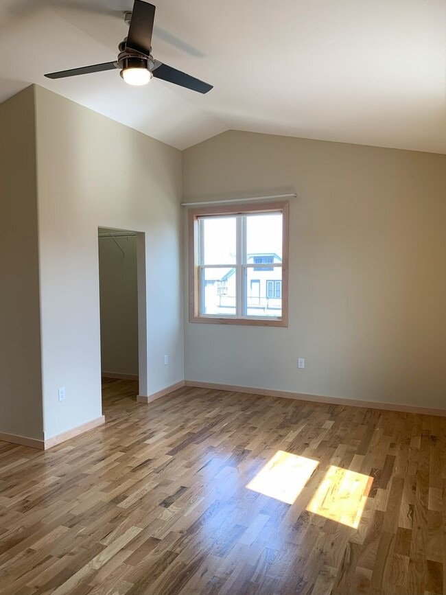Building Photo - Bayview 2-bedroom loft style house, hardwood floors, AC, parking, fireplace