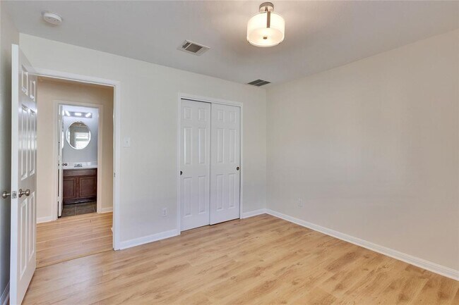 Building Photo - 600 Lakemont Dr