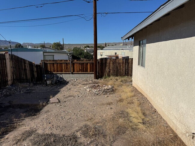 Building Photo - 3BR Duplex with gated yard and Garage