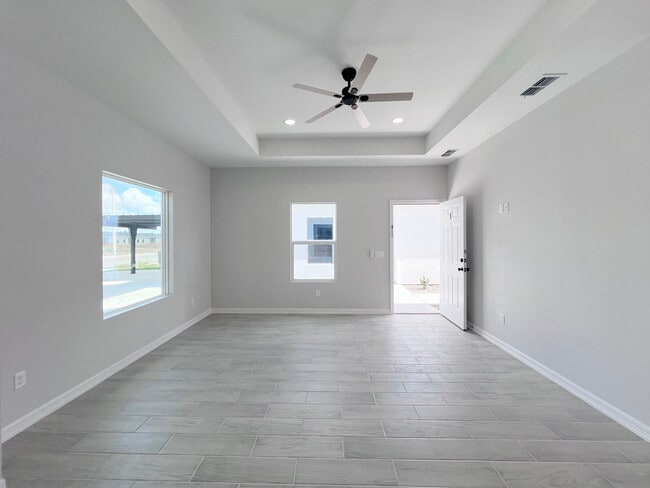 Building Photo - 404 N Alexandrite Ave