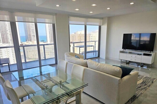 Building Photo - 2602 E Hallandale Beach Blvd