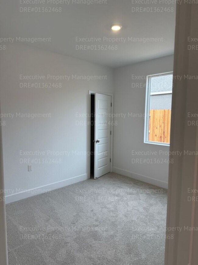 Building Photo - Newly constructed 3 bedroom/ 3 bathroom ho...