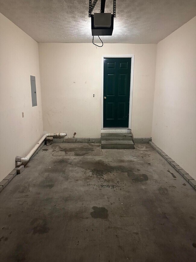 Building Photo - 2005 River Ridge Rd