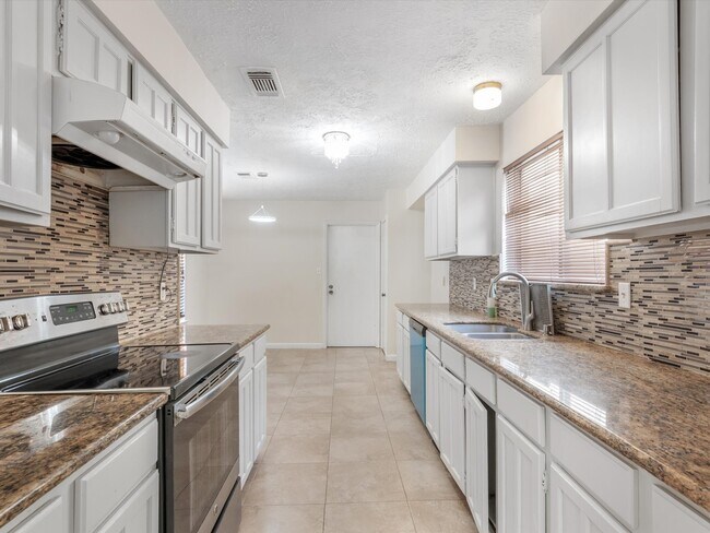 Building Photo - 13515 Wimbledon Oaks Dr