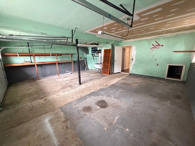 Building Photo - 536 Skylark Dr