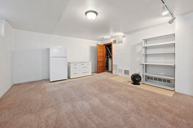 Building Photo - 1318 E Willamette Ave