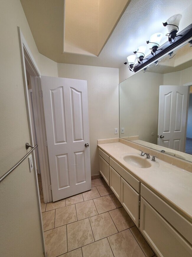 Building Photo - 1100 Dalila Ct