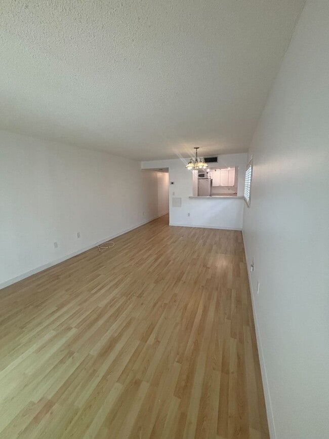 Building Photo - Live in the Heart of South Beach – Spaciou...