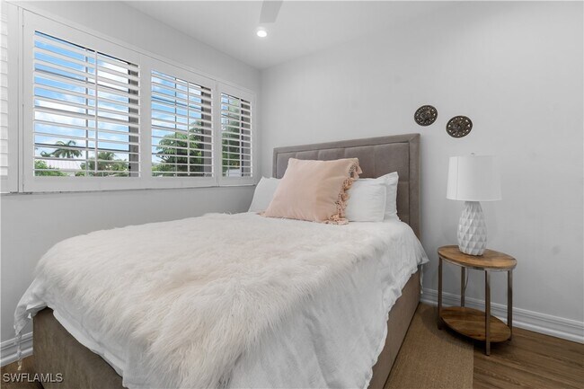 Building Photo - 991 8th St S