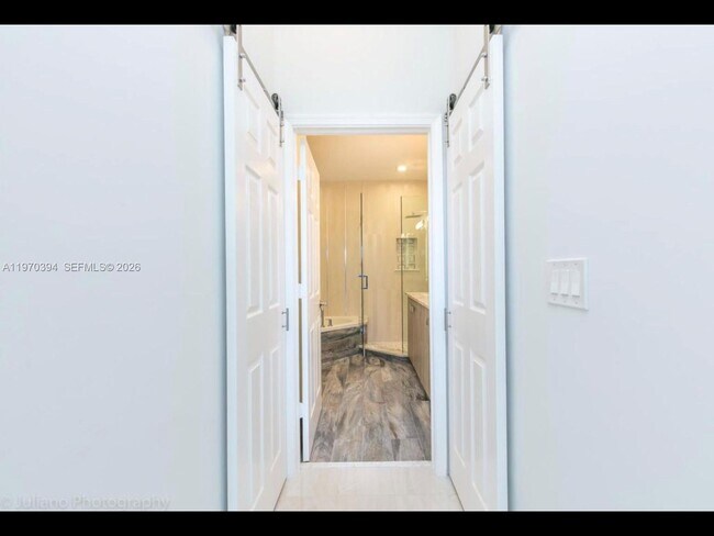 Building Photo - 621 NE 8th Ave