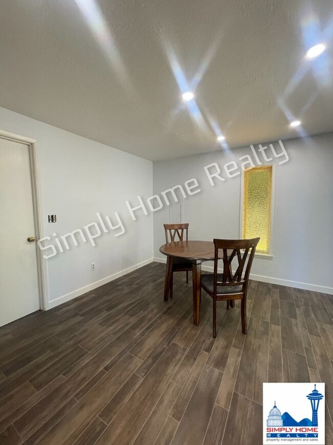 Building Photo - Private Cul-de-Sac Gem with Spacious Backyard!