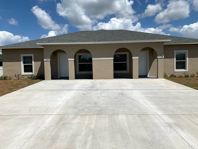Building Photo - 1123 Normandy Dr