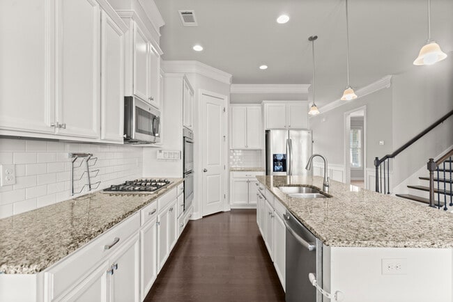 Building Photo - Townhouse - 4 Beds - 4 Bath