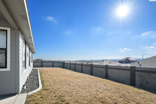 Building Photo - Generational suite w/separate entrance!