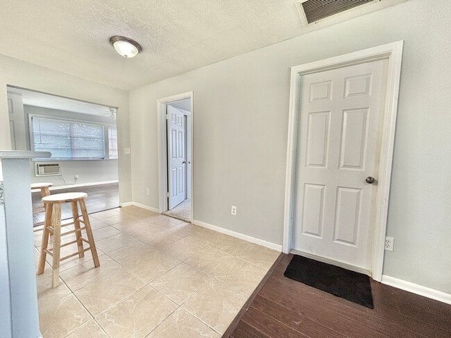 Building Photo - 3BR 1BA Annual Unfurnished Rental Availabl...