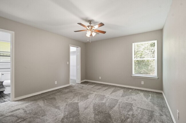 Building Photo - 4 Bedroom 2 Bath + Updated