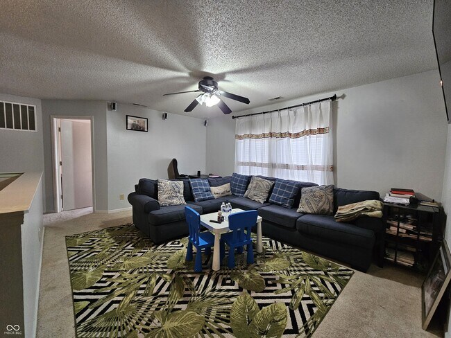 Building Photo - 10633 Cyrus Dr