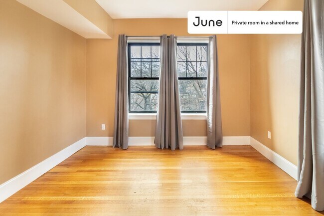 Building Photo - Private bedroom in 4 bed/2 bath Home