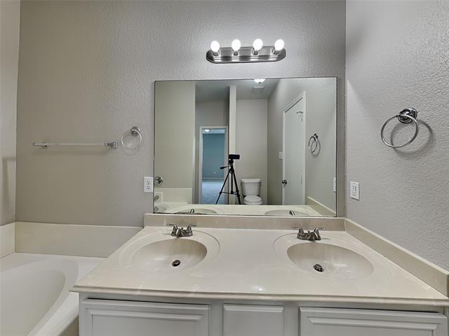 Building Photo - 10008 Blue Bell Dr