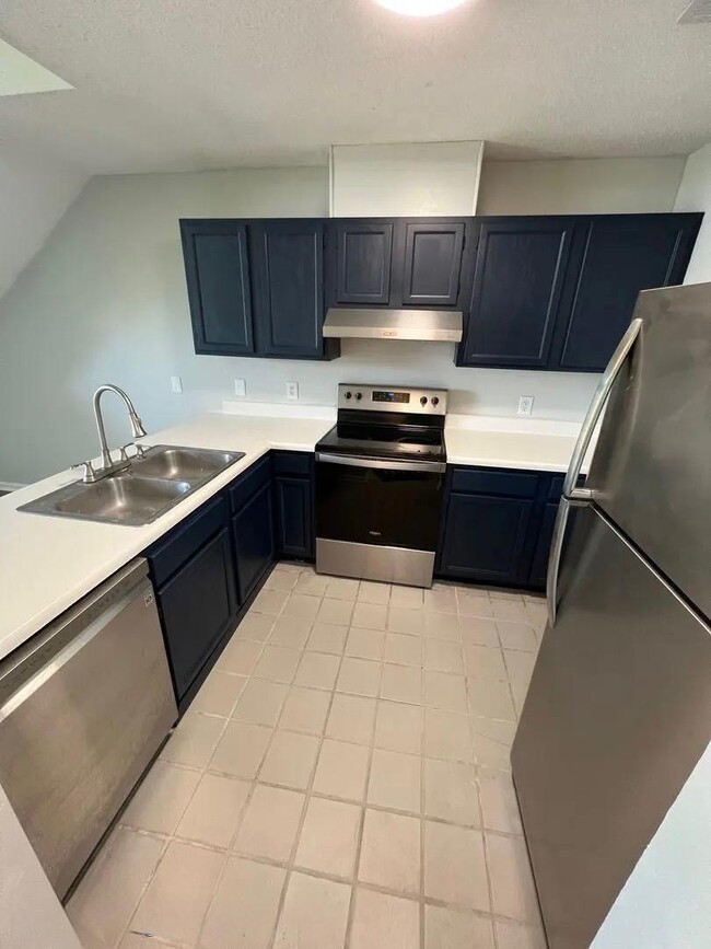 Building Photo - 1000 Stonegate Dr