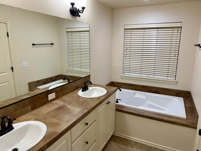 Building Photo - Bethany Village-Two bedroom TH Delight