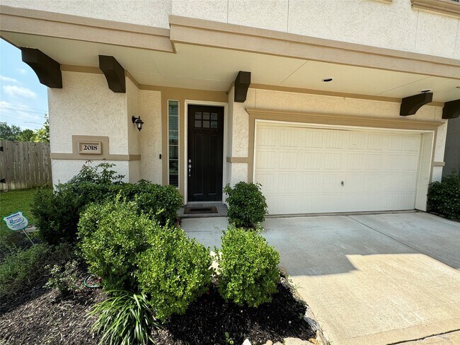 Building Photo - 2018 Royal Landing Dr