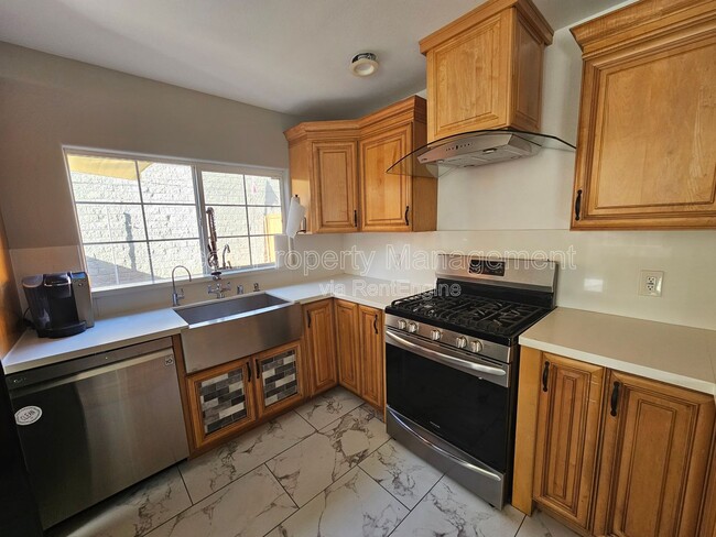 Building Photo - 2810 Sherwin Ave