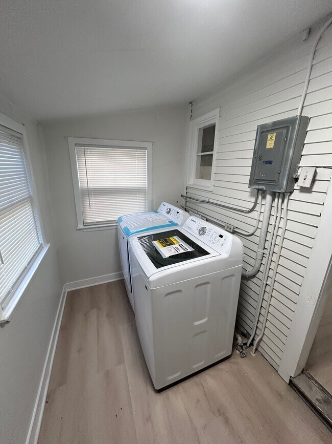 Building Photo - 6639 Alexander Ave