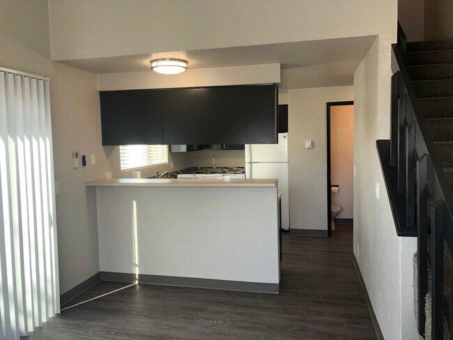 Building Photo - Updated 2 bedroom 1.5 bathroom duplex!