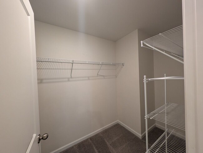 Building Photo - Spacious 2 story, 5 bedroom, 3 bath Home located in Secrest Commons Community!