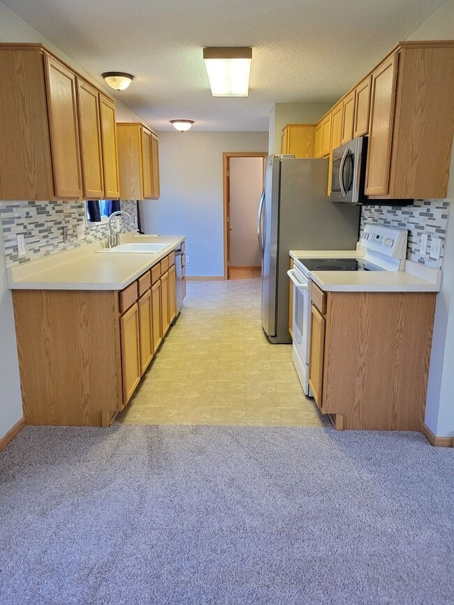 Building Photo - Spacious End Unit Townhouse