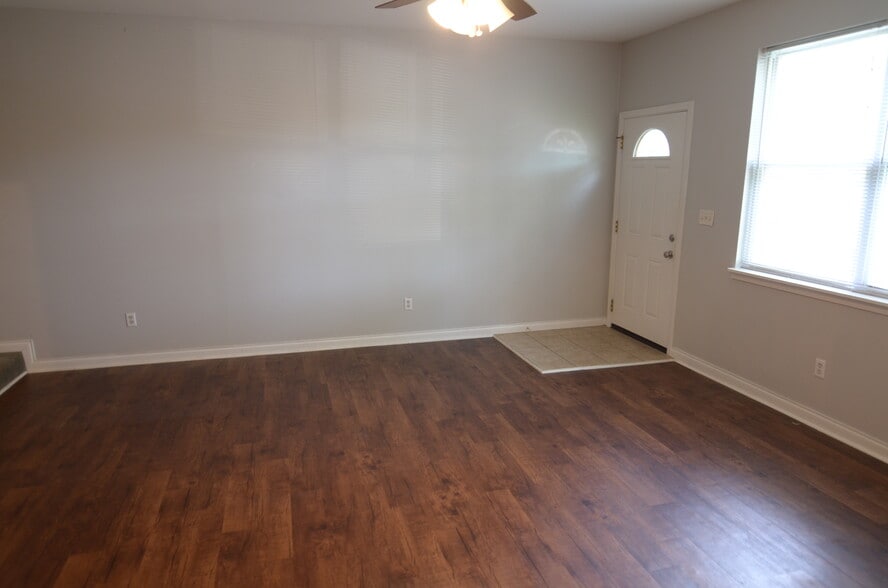 Entrance - 508 Dunaway St