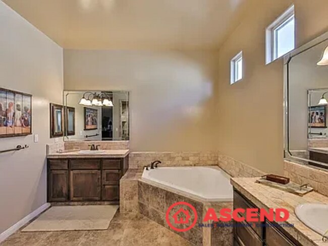 Building Photo - Stunning Home Near Frontier Highschool!