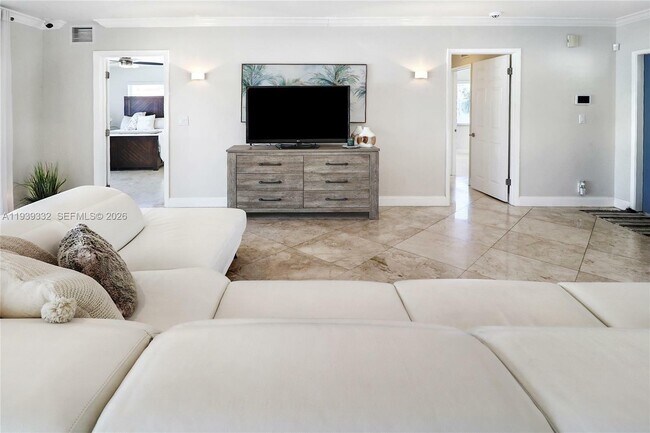 Building Photo - 2031 NE 14th Ct