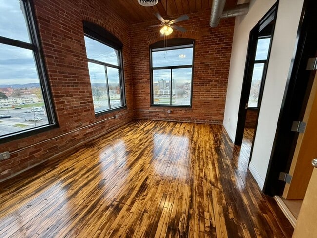 Building Photo - 421 Broad St