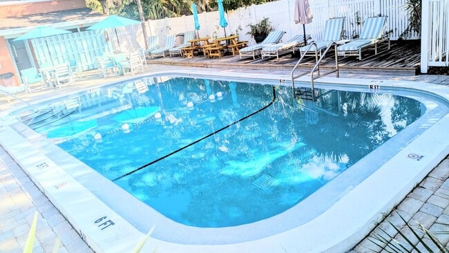 Building Photo - Annual Unfurnished 2/1 Condo in Downtown S...