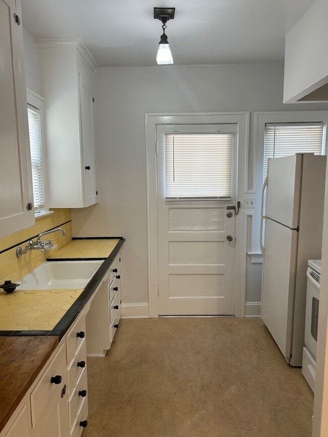 Building Photo - Spanish-Style Apartment Close to Belmont/Laurelhurst Located on Famous Peacock Lane! Loaded with ...