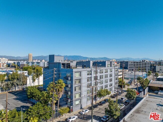 Building Photo - 825 E 4th St