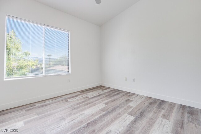 Building Photo - 2305 W Horizon Ridge Pkwy
