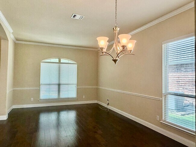 Building Photo - Welcome home to 621 Cavan!