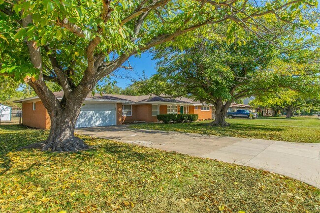 Building Photo - Stylish & Spacious 3-Bed Home